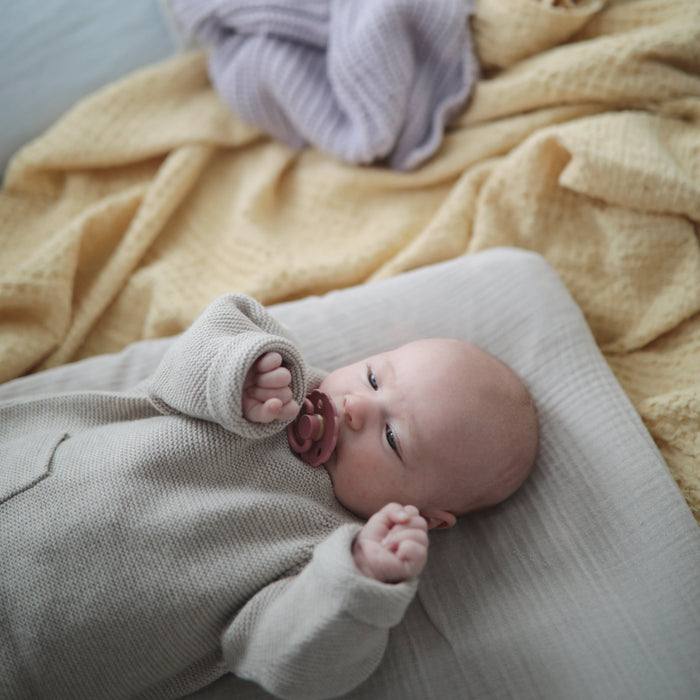 FRIGG Rope/Daisy Natural Rubber Pacifier (Sunflower/Fuchsia) 2-Pack (6-18 Months) - Nature Baby Outfitter